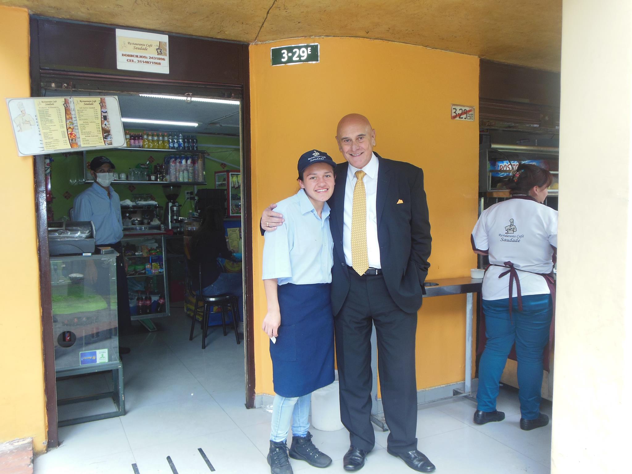 Personalidad visitando Saudade Empanadas en La Candelaria
